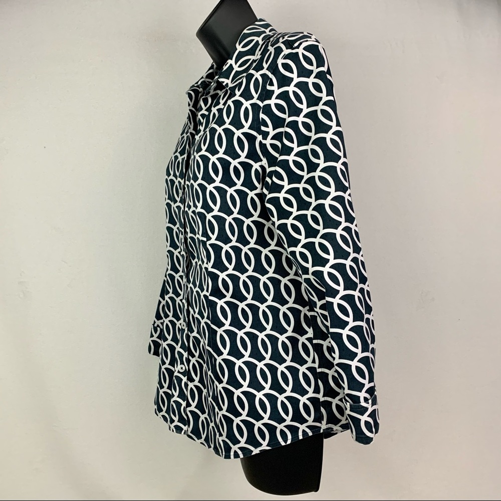 CHICO’S No Iron Swirl Pattern Button Down Size 0 - Picture 6 of 10